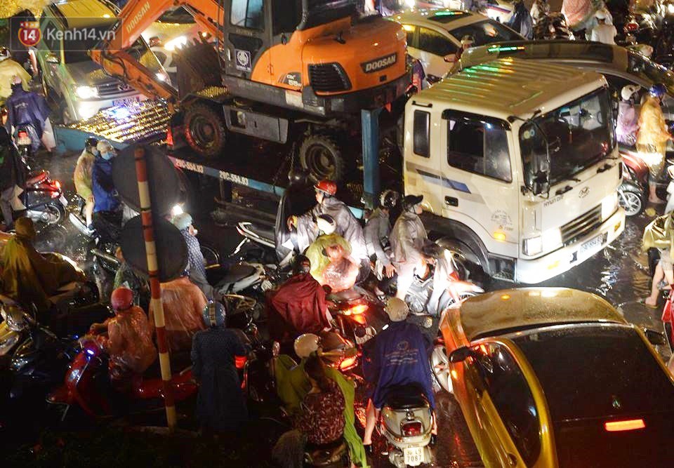 Chùm ảnh: Giao thông qua đường Nguyễn Trãi tê liệt sau cơn mưa lớn như trút nước tối 12/5